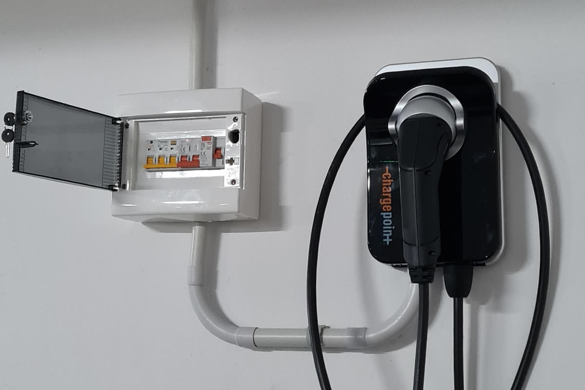 Instalacion ejemplo cargador chargepoint home comunidad vecinos ecoluz